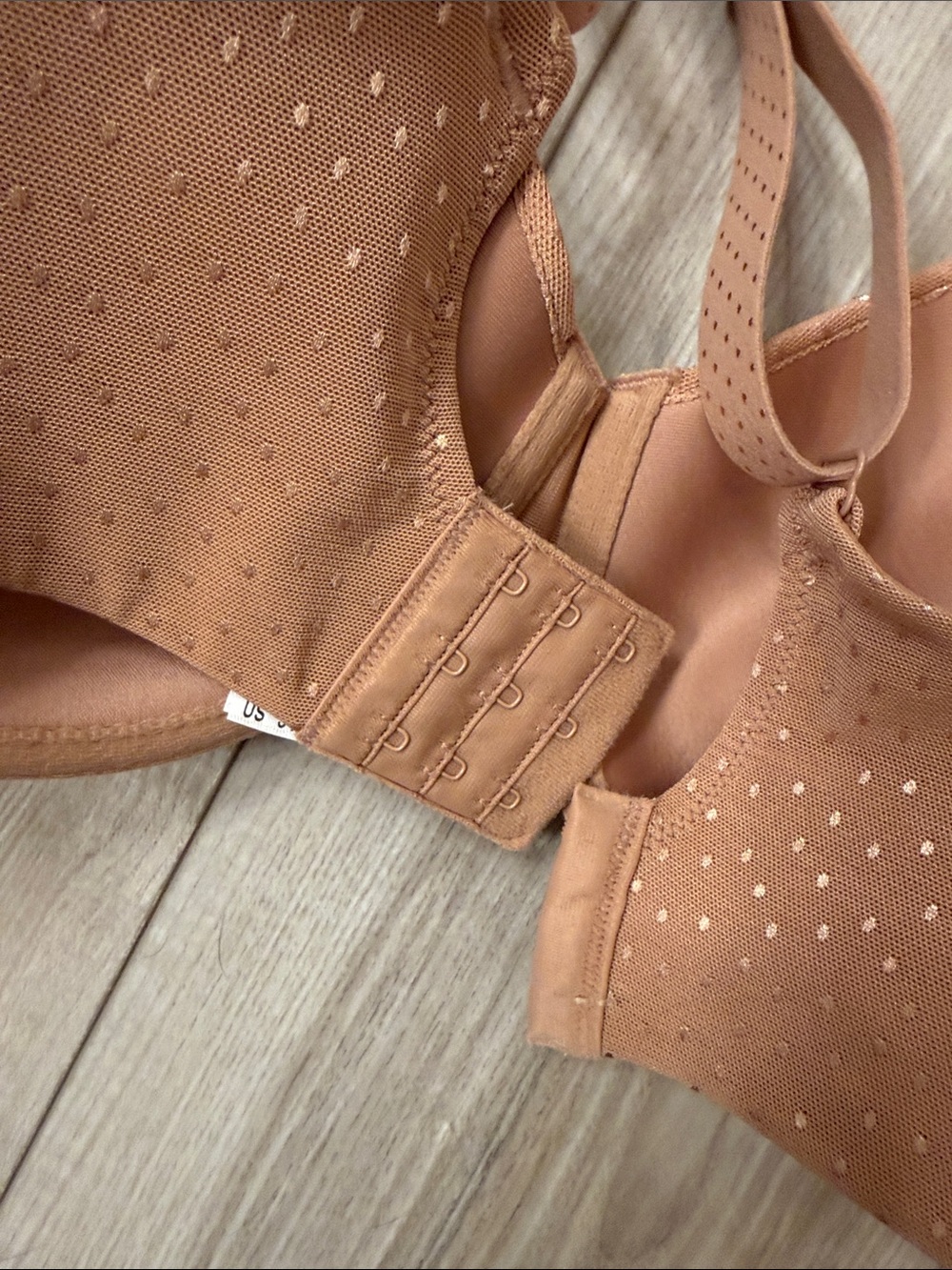 Wacoal Tan/Nude Bra with Subtle Metallic Dot Detail - 34G - Picture 6 of 9